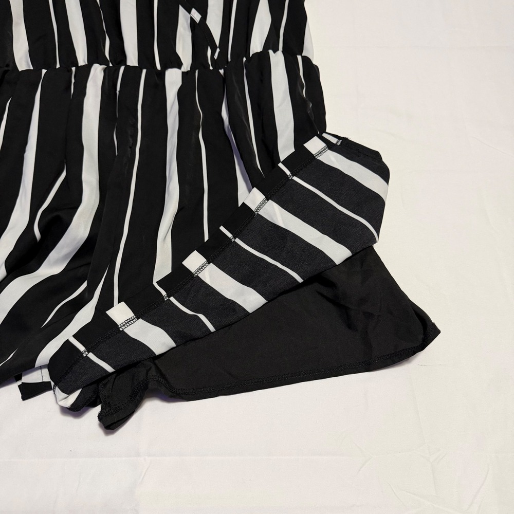Shorts Romper 2XL Black White Vertical Stripe Tie Shoulder V-Neck Snap Front - Picture 4 of 9